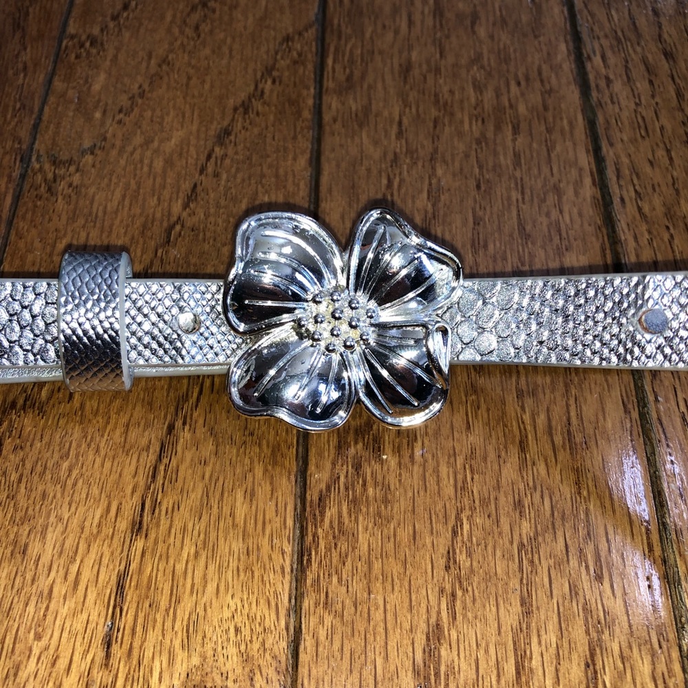 Lilly Pulitzer silver flower belt